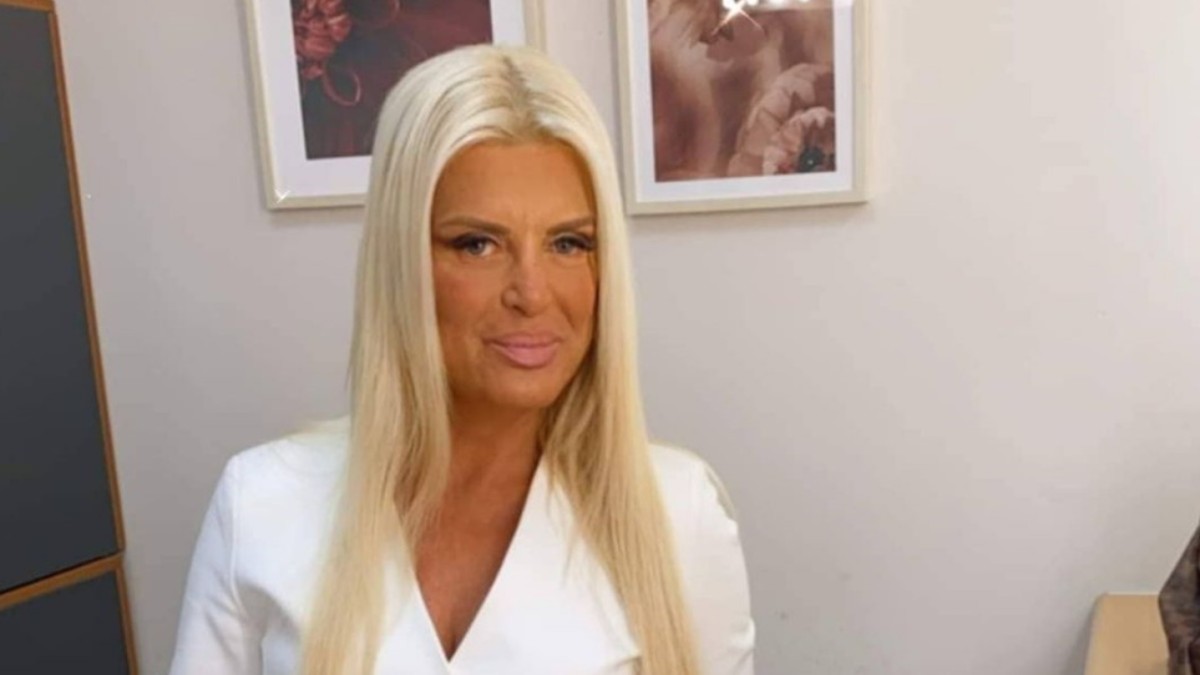 «Τρέλανε» το Παρίσι η Μαρίνα Πατούλη: Κουκλάρα με μαύρο μίνι φόρεμα