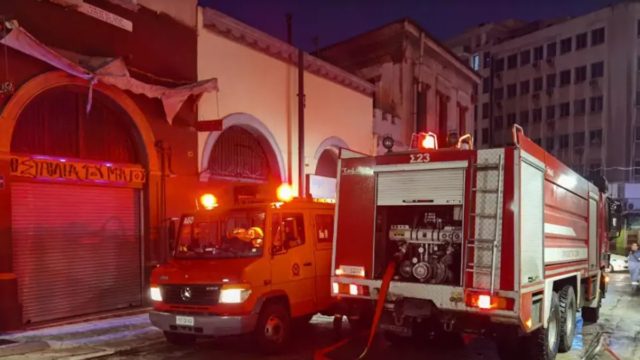 Συναγερμός στον Πειραιά: Φωτιά σε ισόγειο κατάστημα (photos)