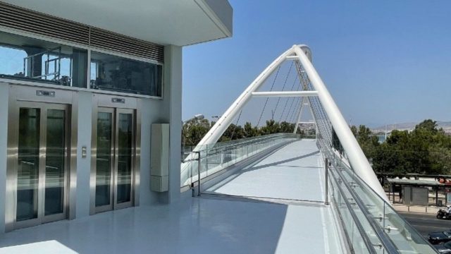 Δόθηκε στην κυκλοφορία η νέα πεζογέφυρα στην Αγία Παρασκευή, επί της Λ. Μεσογείων