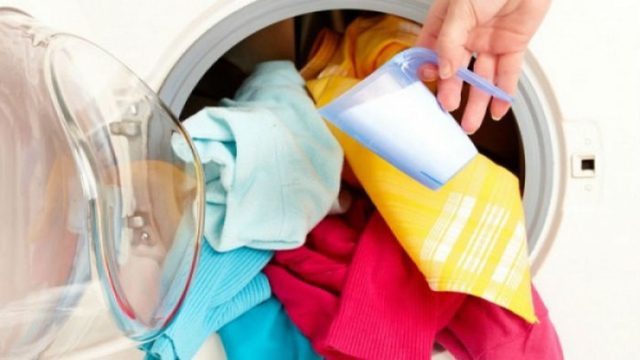 Ξέβαψαν τα ρούχα μετά το πλυντήριο; Με αυτές τις 2 φυσικές λύσεις θα τα σώσετε