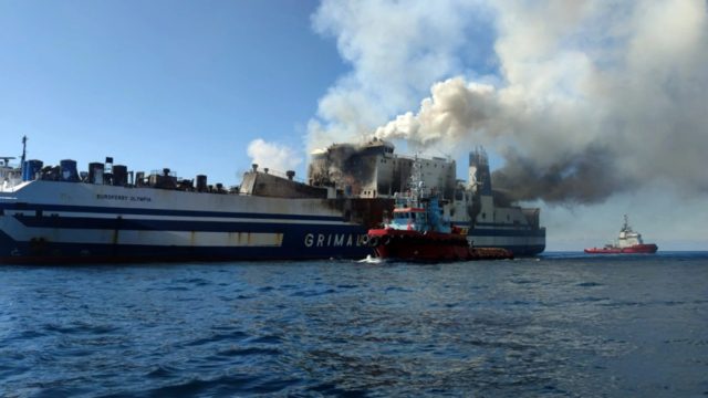 Φωτιά στο Euroferry Olympia: Ρυμουλκείται προς την ακτή – Δεν μπορούν να ανέβουν οι διασώστες