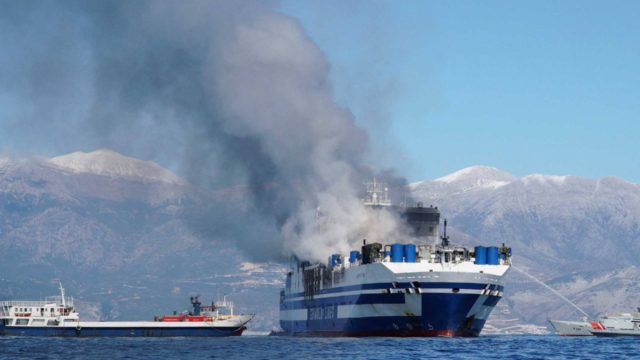 Φωτιά στο Euroferry Olympia: Συνελήφθησαν ο πλοίαρχος και δύο μηχανικοί του – Συνεχίζονται οι προσπάθειες κατάσβεσης