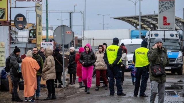 Πόλεμος στην Ουκρανία: Δεκάδες χιλιάδες Ουκρανοί κατευθύνονται στην Πολωνία