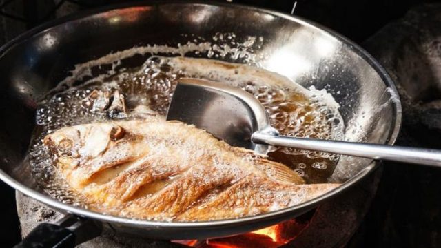 Μυρίζει το σπίτι τηγανίλα; Με αυτό το θαυματουργό υλικό θα διώξετε τη μυρωδιά