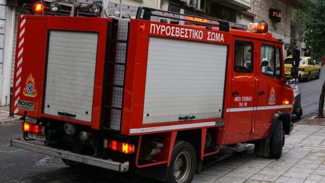 Συναγερμός στον Πειραιά – Ξέσπασε πυρκαγιά σε ξυλουργείο