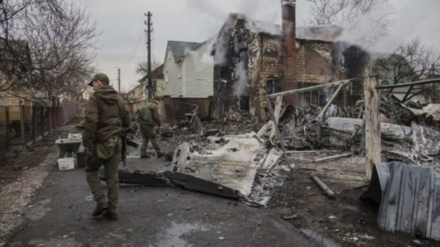 Ρωσική εισβολή στην Ουκρανία: Εκκενώνεται το χωριό Σαρτανά όπου έχασαν τη ζωή τους Έλληνες – 80 ομογενείς μεταφέρονται στη Μαριούπολη (Video)