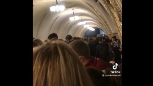 Ρωσική εισβολή στην Ουκρανία: Πολίτες μαζεύτηκαν στα καταφύγια – Δραματικές στιγμές (Video)