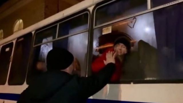 Κι άλλος Ουκρανός πατέρας συγκλονίζει – Σχηματίζει καρδούλες στο λεωφορείο που “ξεριζώνει” τη γυναίκα και τη κόρη του!
