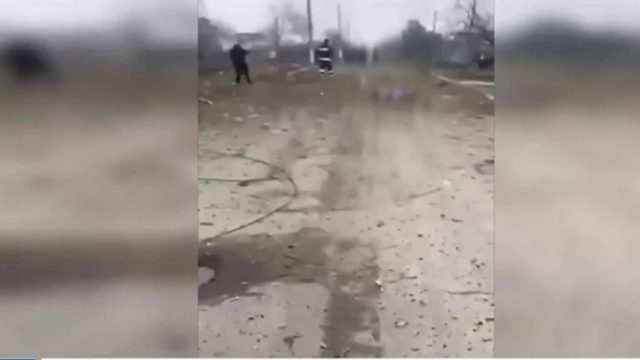 Πόλεμος στην Ουκρανία: Οι πρώτες εικόνες από το χωριό Σαρτανάς που έχασαν τη ζωή τους οι δύο Έλληνες ομογενείς από βομβαρδισμό (video)