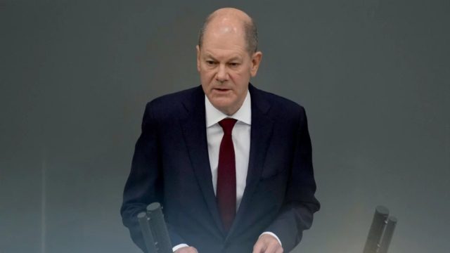 Σολτς: «Πόλεμος του Πούτιν εναντίον του ελεύθερου κόσμου» – Εξοπλιστικό πρόγραμμα 100 δισ. στη Γερμανία! (video)