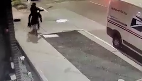 Την άφησε στο τόπο! Άστεγος χτύπησε το κεφάλι περαστικής με ρόπαλο του baseball (video)