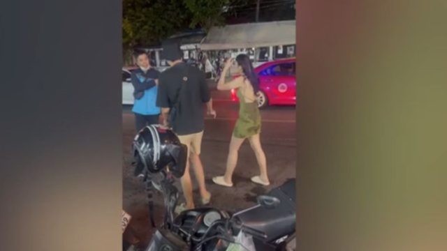 Του έριξε χυλόπιτα και εκείνος της έριξε τη μπύρα πάνω της χωρίς να υπολογίζει τι θα επακολουθήσει (video)