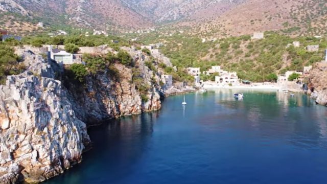 Η “άγνωστη” παραλία της Μάνης που πρωταγωνίστησε στον διεθνή κινηματογράφο