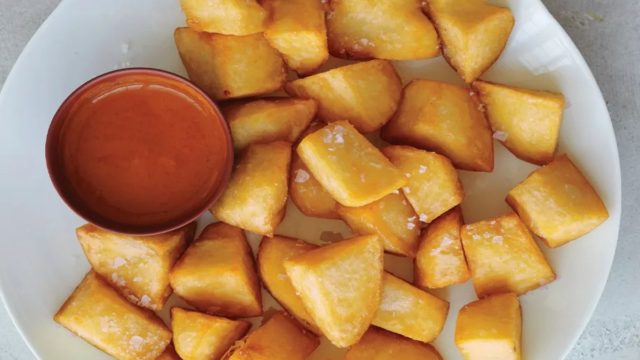Ακαταμάχητα νόστιμες! Σπιτικές πατάτες bravas σε χρόνο μηδέν