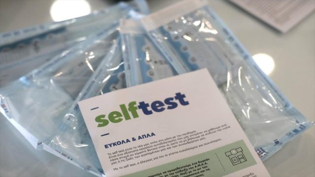 Κορωνοϊός – Πανικός για ένα self test: Μέσα σε 10 μήνες δόθηκαν δωρεάν 113 εκατ. κομμάτια!