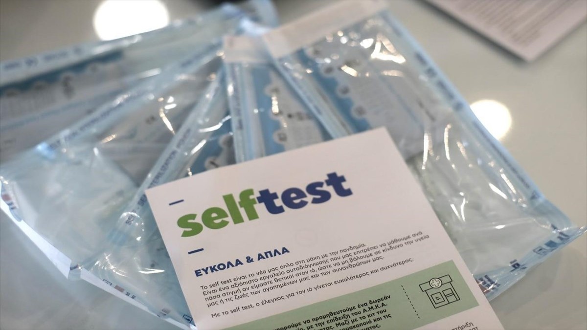 Κορωνοϊός – Πανικός για ένα self test: Μέσα σε 10 μήνες δόθηκαν δωρεάν 113 εκατ. κομμάτια!