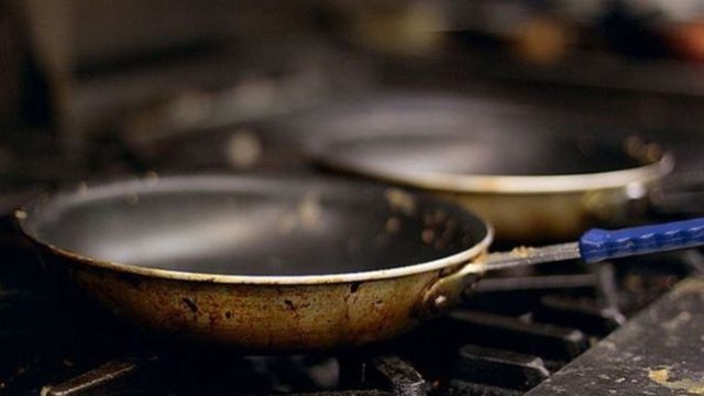 Σκουριά στα κουζινικά σκεύη; Διώξτε την μια και καλή με 2 μόνο υλικά