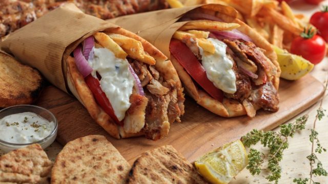 Το ήξερες; Πόσες θερμίδες έχει ένα σουβλάκι με πίτα
