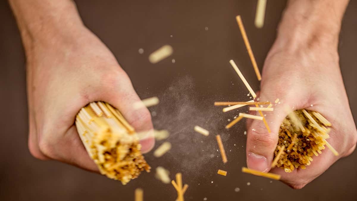 Σπάτε τα μακαρόνια πριν το βράσιμο; Αυτός είναι ο λόγος που δεν πρέπει να το κάνετε ποτέ