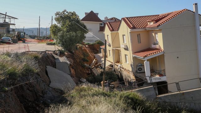 Αγωνία στον Νέο Βουτζά: Κινδυνεύουν να «βυθιστούν» κι άλλα σπίτια – Τι κρύβεται πίσω από την καθίζηση (video)