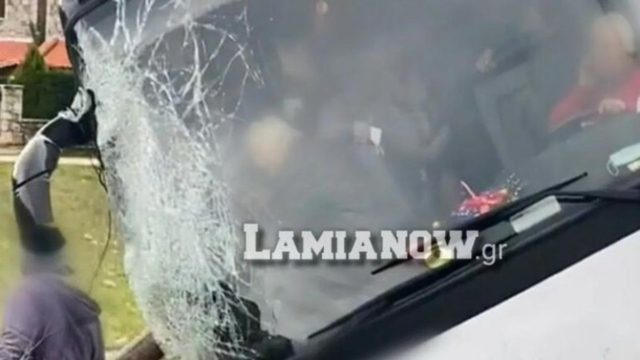 Θρίλερ στο Πολύδροσο: Λεωφορείο έπεσε σε κολώνα – Έβγαλαν τους επιβάτες από το τζάμι (video)