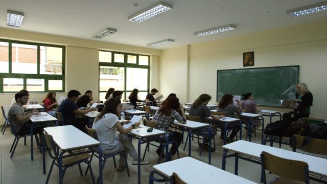 Περιστατικό βίας σε λύκειο – Τρίκαλα: «Βροχή» τα καπνογόνα – Στο νοσοκομείο τρεις μαθητές και μια καθηγήτρια