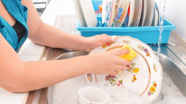 5+1 tips για να γίνει το πλύσιμο των πιάτων παιχνιδάκι