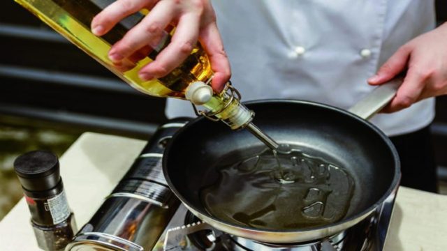 Σωστό τηγάνισμα; Αυτά είναι τα 2 κόλπα που θα κάνουν τη διαφορά στο φαγητό