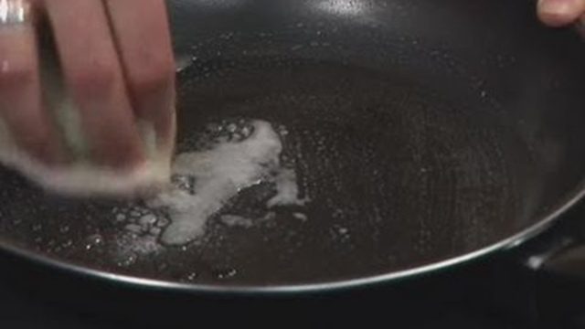 Γέμισε με ξύδι το καυτό τηγάνι και έλυσε το πρόβλημα κάθε νοικοκυράς