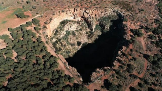 Το Χάος: Ο τεράστιος κρατήρας της Αττικής σε σχήμα καρδιάς – Πού βρίσκεται