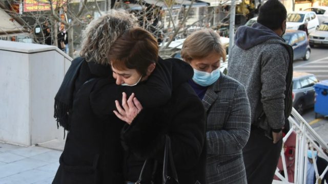 Συγκλονιστικό βίντεο με την αγκαλιά ανάμεσα στη μάνα Τοπαλούδη και τη μάνα της Γαρυφαλλιάς που τσακίζει κόκκαλα