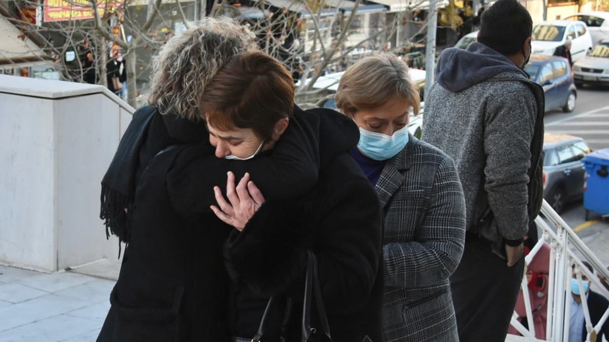 Συγκλονιστικό βίντεο με την αγκαλιά ανάμεσα στη μάνα Τοπαλούδη και τη μάνα της Γαρυφαλλιάς που τσακίζει κόκκαλα