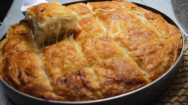 Εύκολη και λαχταριστή τυρόπιτα με 3 τυριά – Έτοιμη σε 20 λεπτά