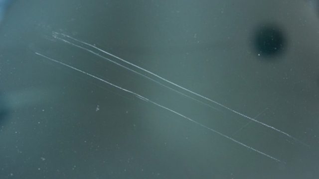 Εξαφανίστε γρατζουνιές από τζάμια και καθρέφτες με 1 μόνο υλικό