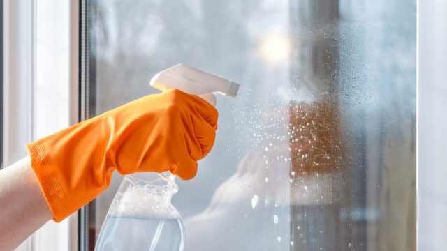 Προσοχή: Το λάθος που κάνουμε όλοι όταν καθαρίζουμε τα τζάμια
