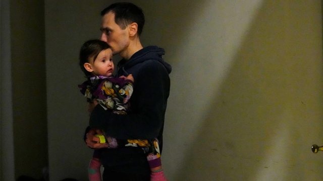 «Γιατί δεν με ξύπνησες για το σχολείο;» – Σπαράζουν οι άνθρωποι στην Ουκρανία