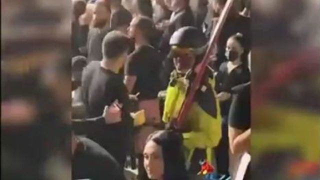 Πήγε στον Βέρτη με… στολή και πέδιλα του σκι! (video)
