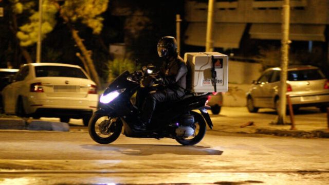 Απίστευτο περιστατικό στη Βούλα: Διανομείς μαχαιρώθηκαν για το ποιος θα πάει την παραγγελία