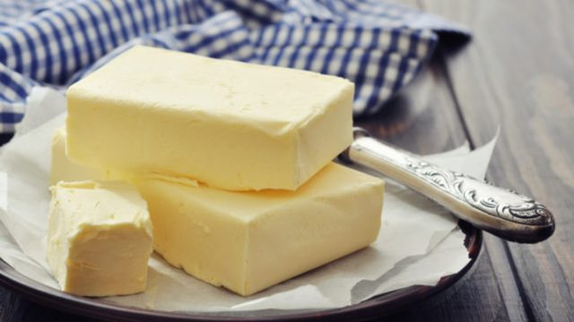 Άλειψε βούτυρο στις άκρες του τυριού και το έβαλε στο ψυγείο – Ο λόγος θα σας ενθουσιάσει