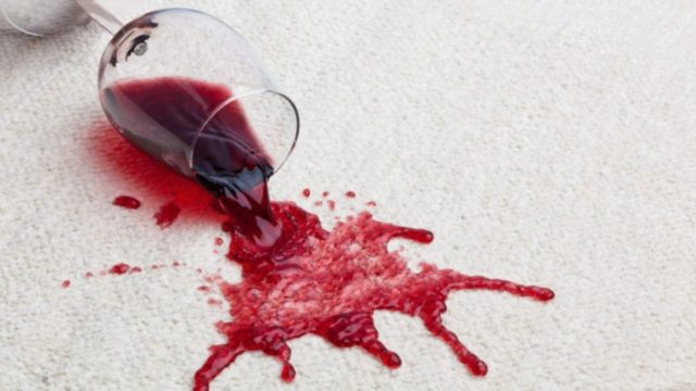 Κόκκινο κρασί στα ρούχα; 6+1 έξυπνοι τρόποι για να εξαφανίσεις τον λεκέ