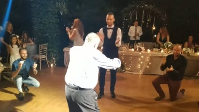 93χρονος παππούς σηκώνεται και συγκινεί με το πιο μάγκικο ζεϊμπέκικο που έχουμε δει