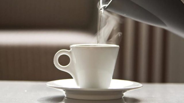 Τι θα πάθει το σώμα μας αν σταματήσουμε τον καφέ και ξεκινήσουμε να πίνουμε ζεστό νερό
