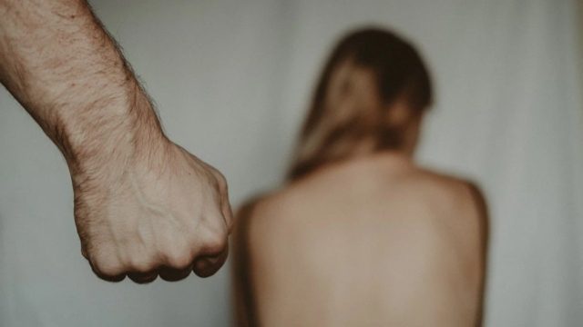 Φριακιαστικό περιστατικό στην Εύβοια: Άνδρας ξυλοκόπησε τη σύντροφό του στο χώρο εργασίας της