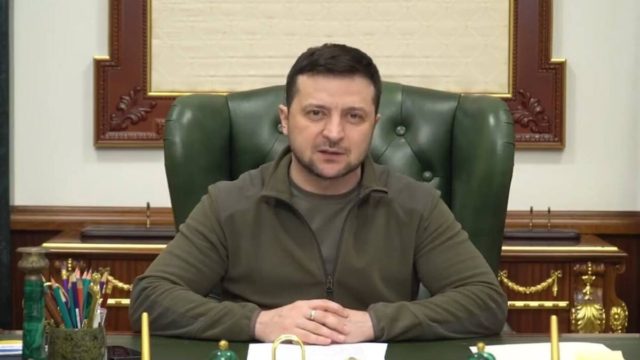 Πόλεμος στην Ουκρανία: «Μάχη μέχρι θανάτου» – Ο Ζελένσκι προειδοποιεί με καταστροφή αν οι Ρώσοι μπουν στο Κίεβο (video)