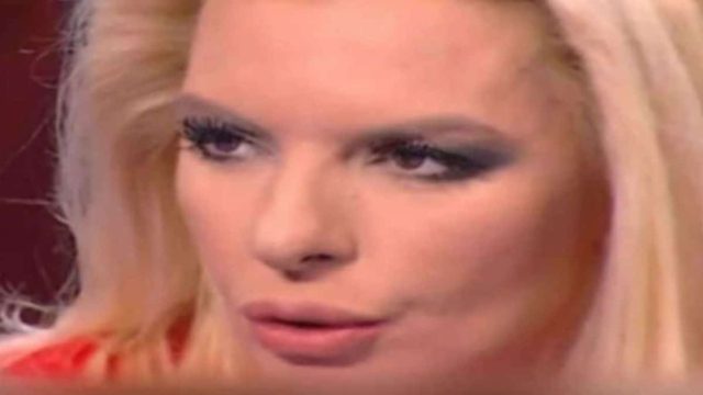ΣΟΚ: Ομαδικό απαγορευμένο με “πρωταγωνίστρια” την Αννίτα Πάνια – Δες το ΒΙΝΤΕΟ