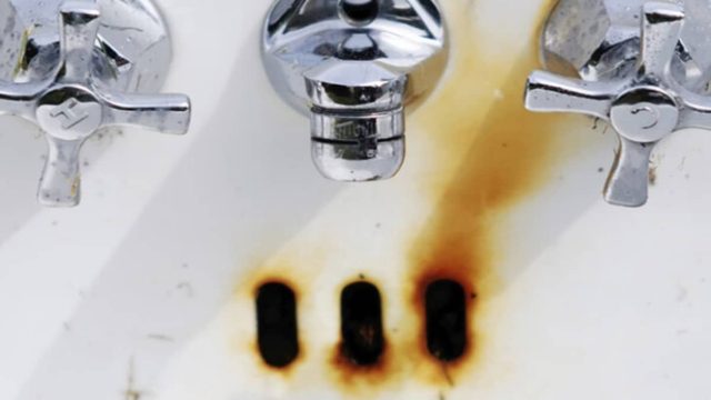 Το έξυπνο κόλπο: Πώς να εξαφανίσετε την σκουριά από τη μπανιέρα και τον νιπτήρα