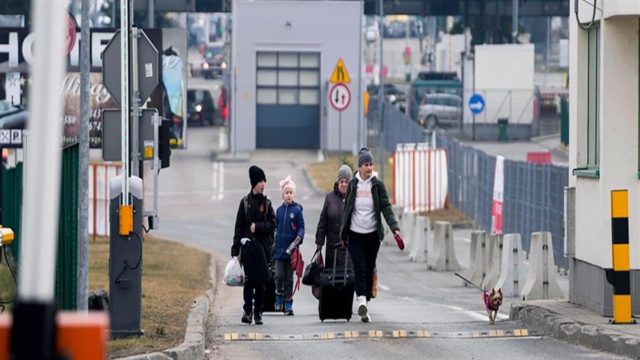 Πόλεμος στην Ουκρανία: Ορδές προσφύγων – Ξεπέρασαν το ένα εκατομμύριο (video)