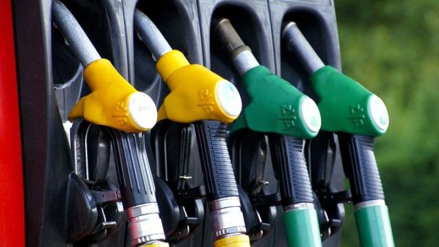 Ανατροπή με τη βενζίνη: Μείωση της τιμής το επόμενο τριήμερο – Πού θα φτάσει το λίτρο (video)