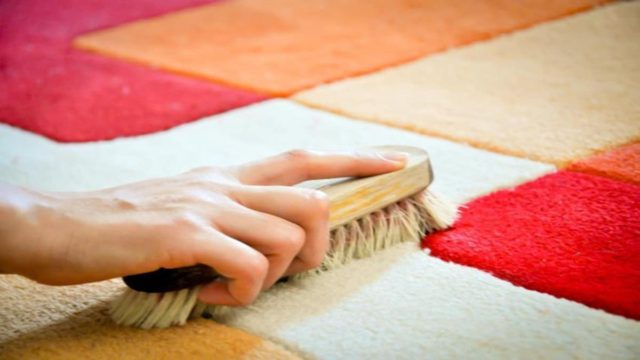 Καθαριστικό χαλιών: Φτιάξτε το μόνοι σας εύκολα σε 1΄