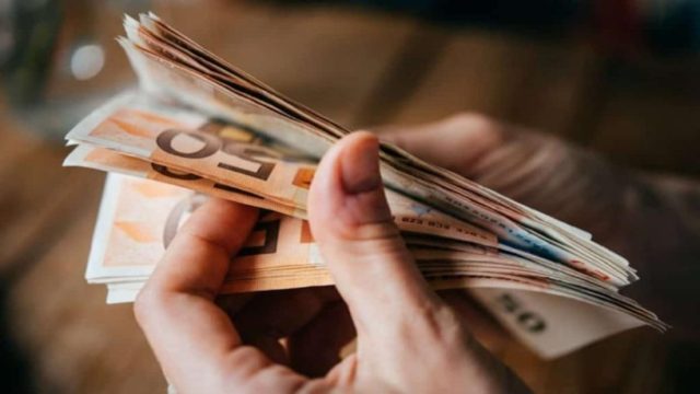 Έκτακτη επιχορήγηση έως 400.000 ευρώ για πληττόμενες επιχειρήσεις συγκεκριμένων κλάδων – Έπεσαν οι υπογραφές